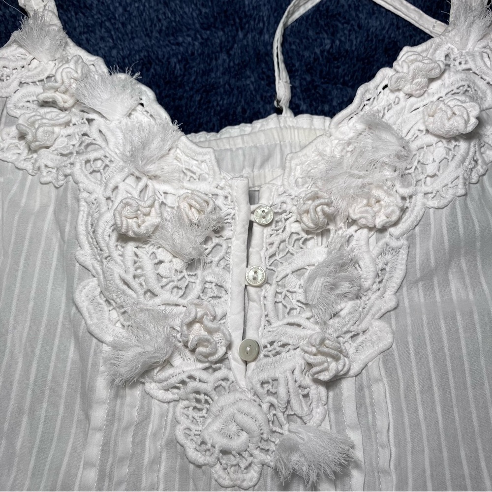 Abercrombie & Fitch White Top with Blue Trim Label Detail - Picture 2 of 8